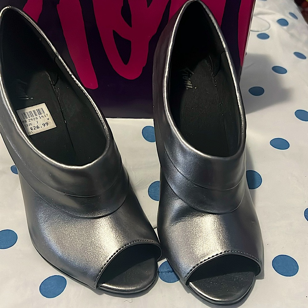 Fioni Size 7 Wide gray/metalic heels